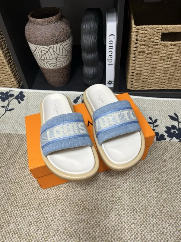 P320💰[New model] Long-term availability, 2025 new model, couple model [LOUlS VUlTTON] comes with drawer box, bag, card, invoice "Louis Vuitton ~ unique modern sandals. 》LV counter purchasing 🏃Men's and women's casual slippers, sold at the same time at the counter, the original old flower material upper is soft and comfortable, (refuses to discolor and rub the feet) sole: original factory special combination original sole, code number: 35--46 4 multiple colors 🉑️ to choose from